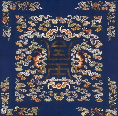 纹宝座上的五福捧寿图案清道光"慎德堂"款粉彩描金团寿字蝠纹盘乾隆