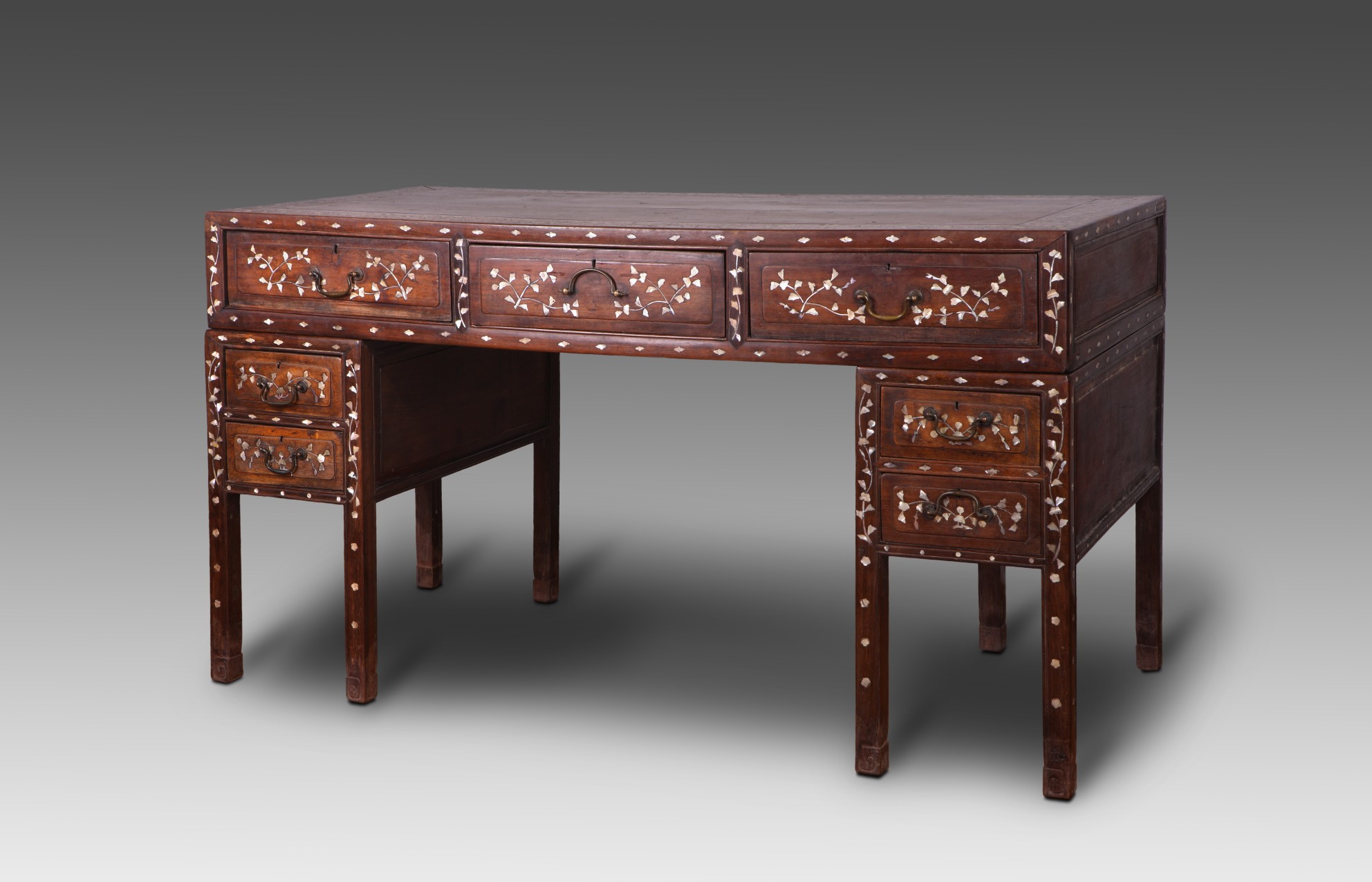 酸枝木嵌螺钿写字台