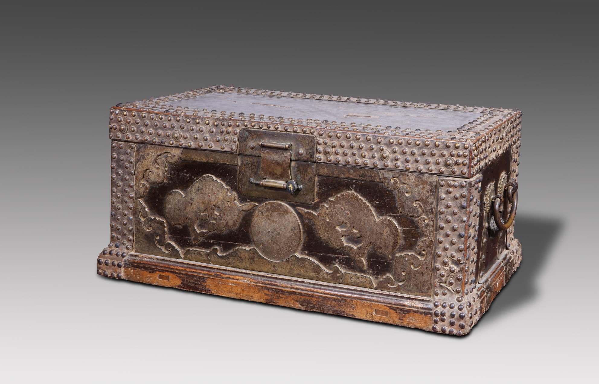 榆木包皮边白铜双狮纹镖箱