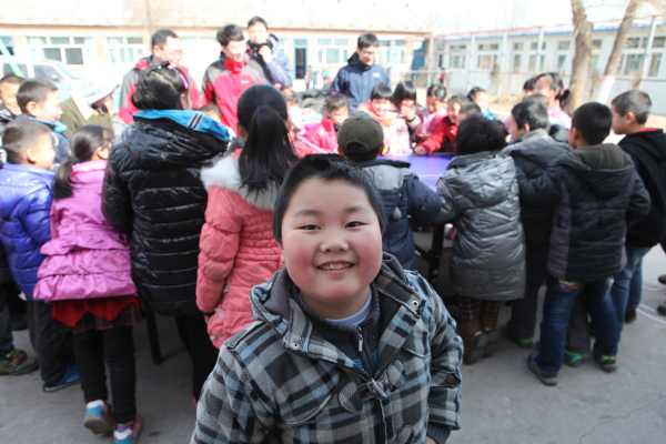 王府管理中心团委开展向雷锋同志学习为农民工子弟献爱心主题活动纪实